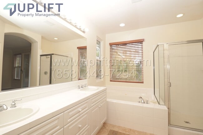 Building Photo - 4 bed 2.5 Bath On A Cula-De-Sac