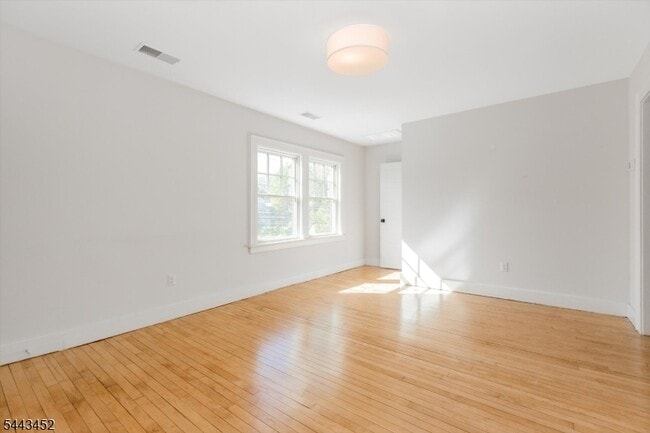Building Photo - 159 Forest St