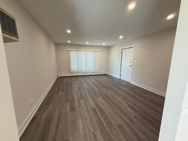 Building Photo - 544 LaGrange Rd