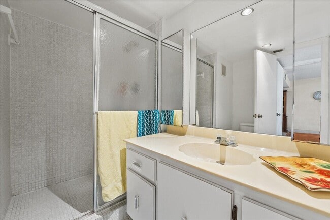 Building Photo - 16251 Golf Club Rd