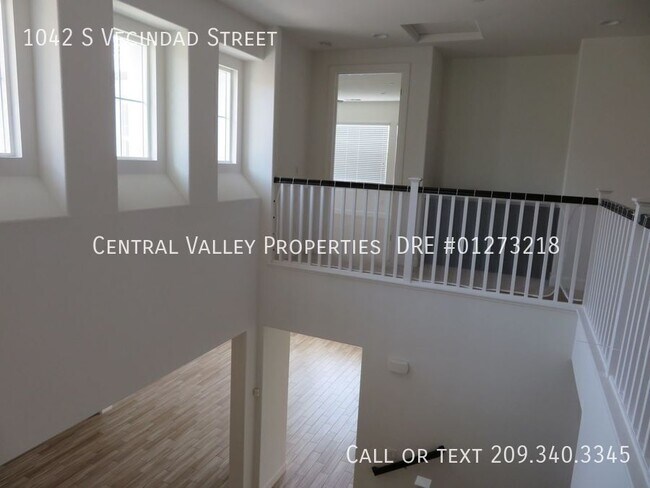 Building Photo - 1042 S Vecindad St