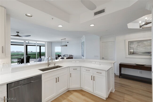 Building Photo - 425 Cove Tower Dr