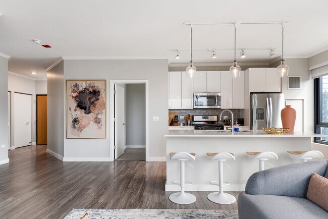 Building Photo - 823 N Clark St