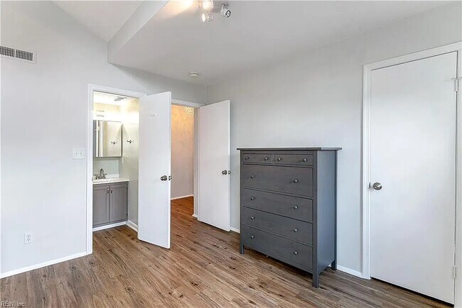 Building Photo - Hampton Blvd