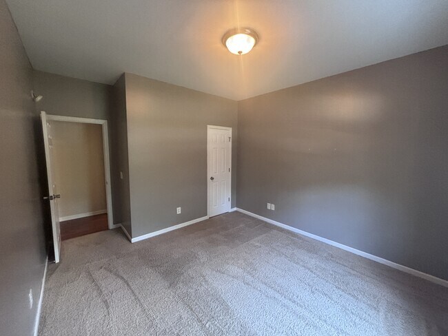 Building Photo - 100 Kingswood Cir