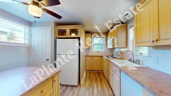 Building Photo - Welcome to this charming 3-bedroom, 1-bath...