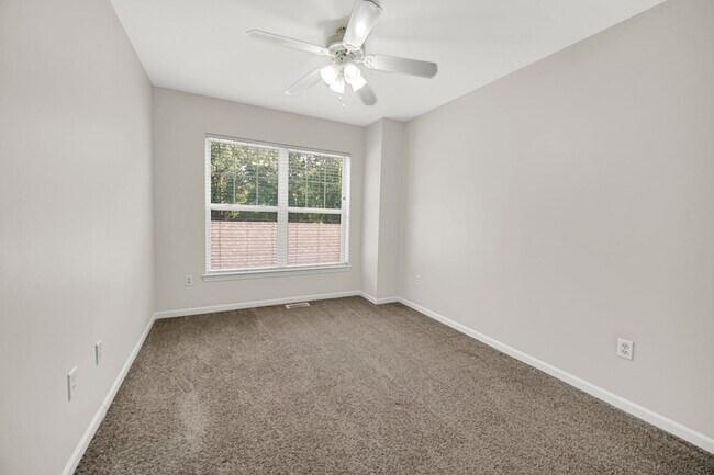 Building Photo - 318 Village Square