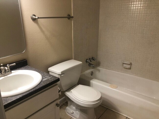 Building Photo - Great location, 2/2 close to UF , Shopping & Dining