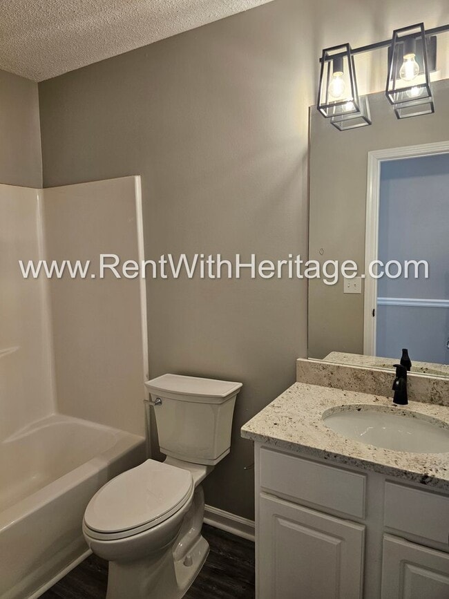 Building Photo - Gorgeous 5 bedroom/ 3 bath/ Upgrades Galor...