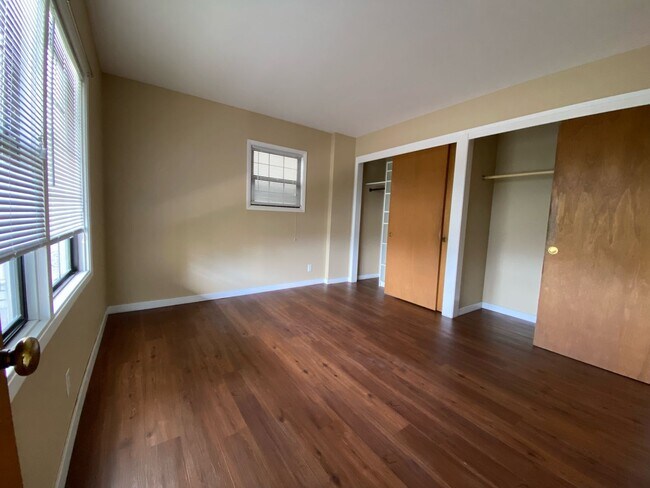 Building Photo - 481-483 Merritt