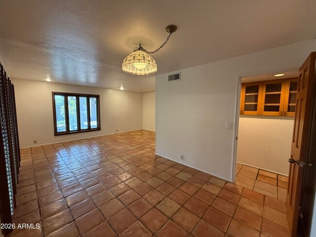 Building Photo - 2114 S La Rosa Dr