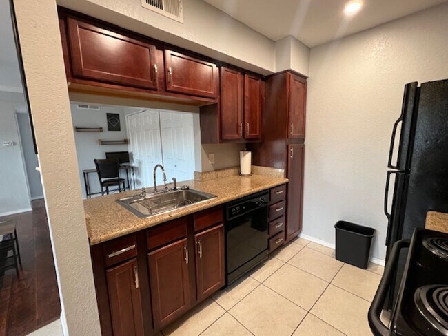 Building Photo - Scottsdale Condo