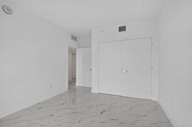 Building Photo - 250 W Hidden Valley Blvd