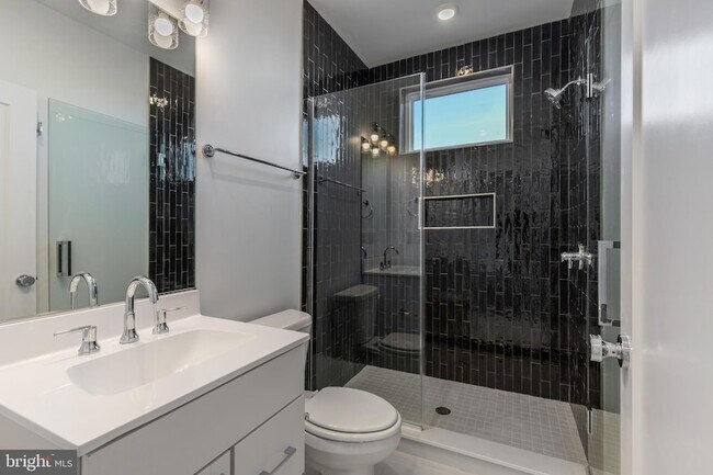 Building Photo - 710 N 16th St