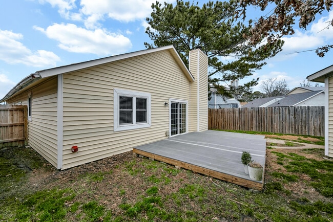 Building Photo - 1400 Riverside Dr