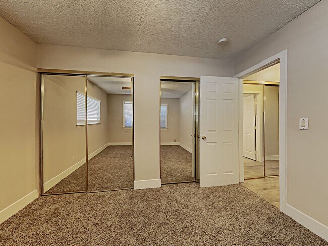 Building Photo - 3137 La Mesa Dr