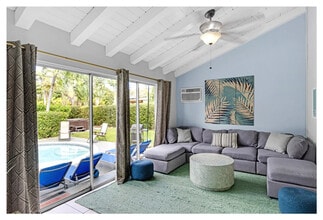 Building Photo - 425 NE 105th St