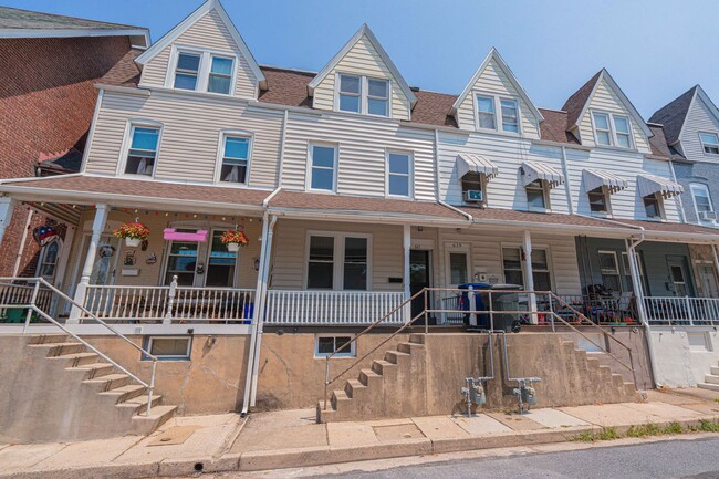 Primary Photo - UPDATED FOUR BEDROOM/1.5 BATH TOWNHOME