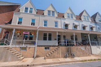 Building Photo - UPDATED FOUR BEDROOM/1.5 BATH TOWNHOME