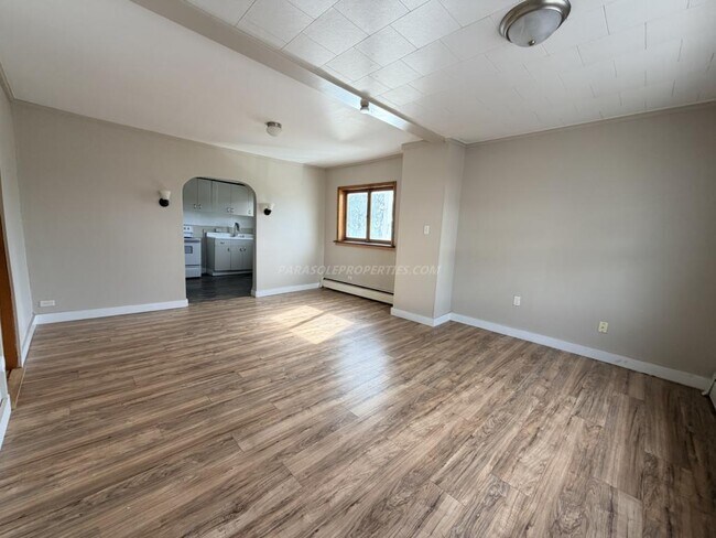 Building Photo - 910 W Linden St