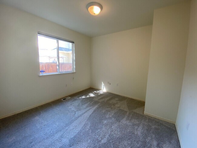 Building Photo - Spacious 4 bedroom 2.5 traditional house