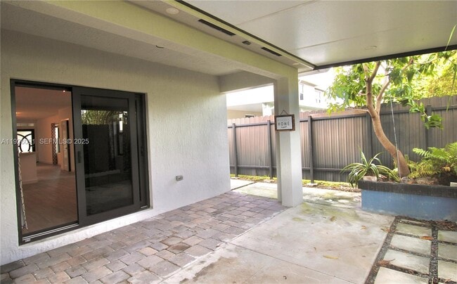 Building Photo - 561 NE 6th Pl