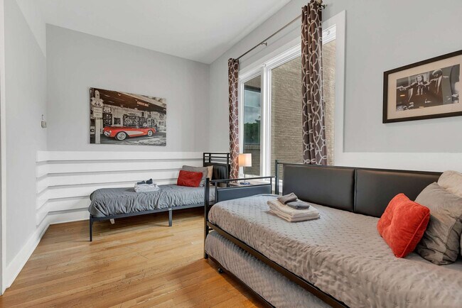 Building Photo - 1122 Argyle Ave