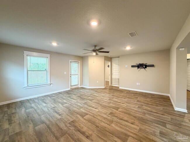 Building Photo - 7836 Lakeside Oaks Dr