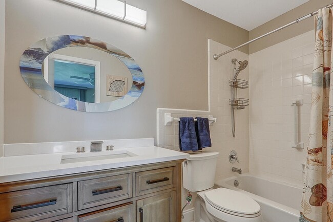 Building Photo - 755 Saturn St