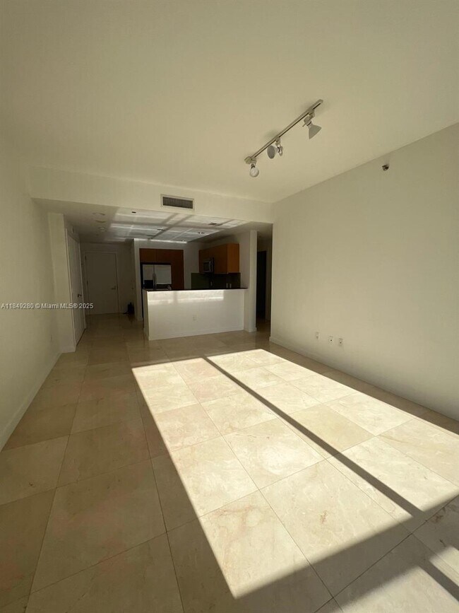 Building Photo - 1060 Brickell Ave