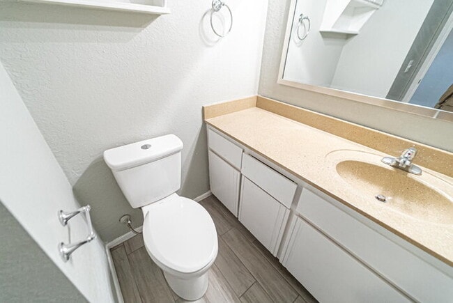 Building Photo - Updated 2-Bed, 1.5-Bath Townhome in NW Nor...