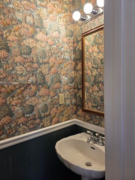 First floor entrance bathroom - 8628 Indian Springs Rd