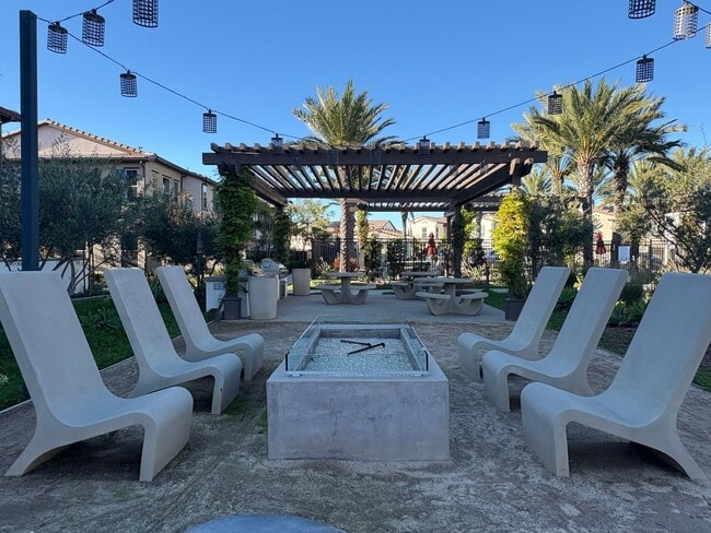 Building Photo - Modern Turn-Key Three-Story Townhome