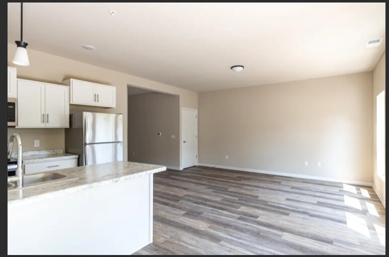 Building Photo - 1076 W 20th Ave