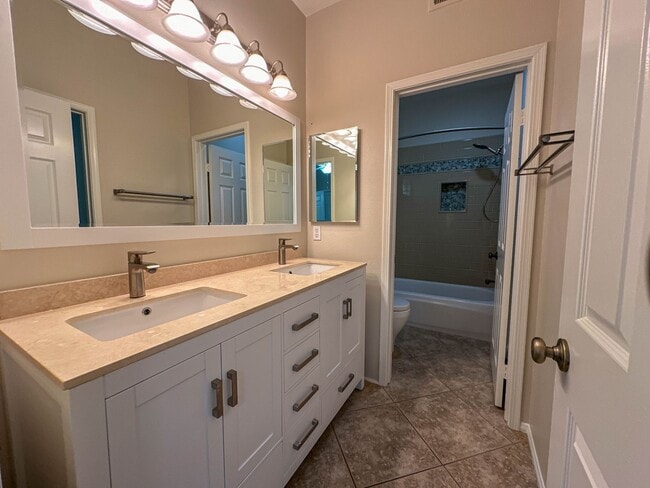 Building Photo - Single Story 3 Bedroom Home for Rent in Newhall!