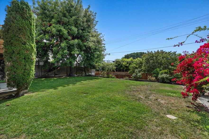 Building Photo - 2129 Palos Verdes Dr W
