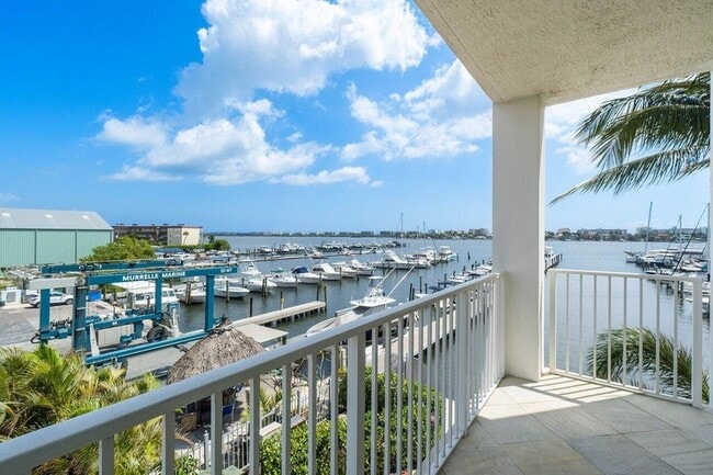 Building Photo - 806 E Windward Way