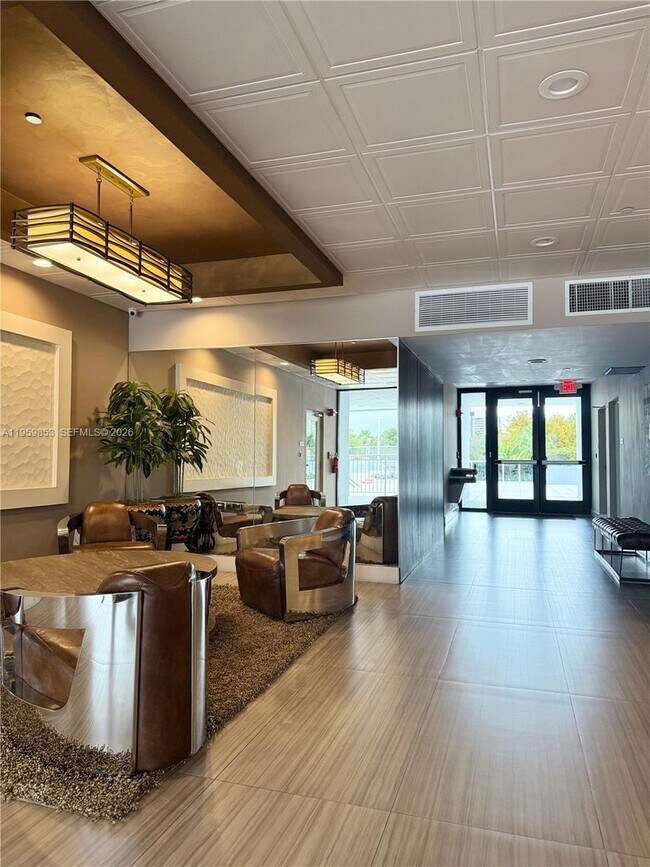 Building Photo - 3675 N Country Club Dr