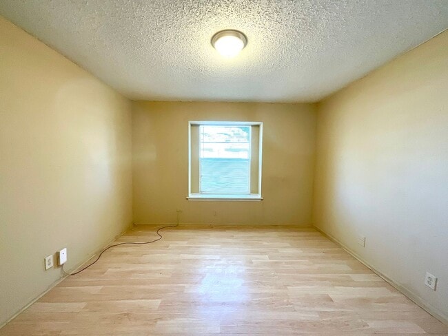 Building Photo - **APPLICATION RECEIVED** AVAILABLE NOW! 2 Bedroom / 1 Bath Home Near Randolph AFB!