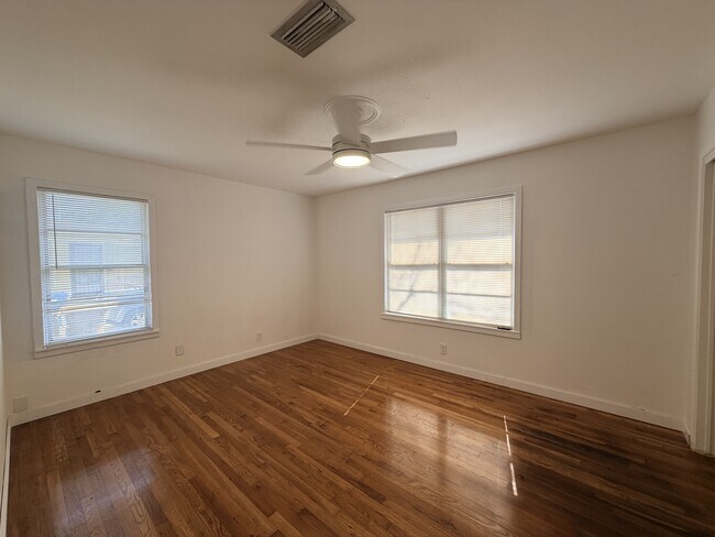 Building Photo - 914 Belmeade Dr