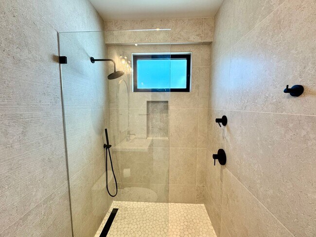 Building Photo - 1910 Raymond Ln