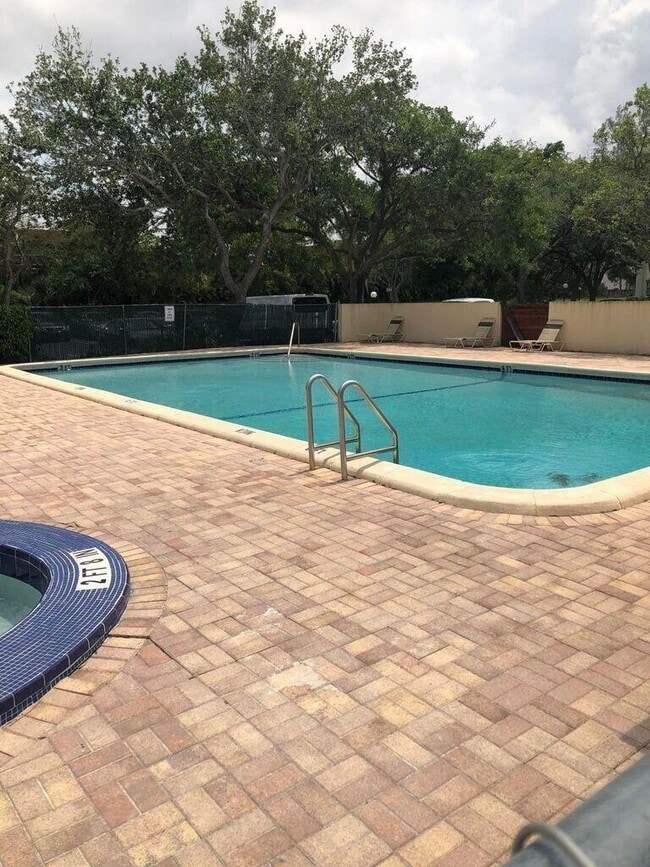 Building Photo - 2401 Riverside Dr