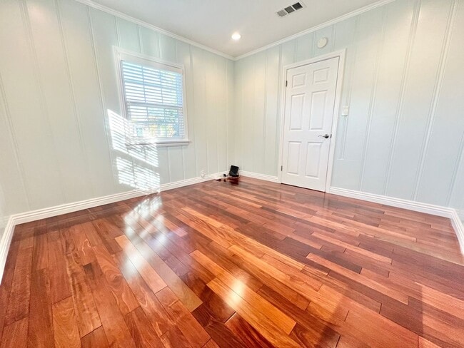 Building Photo - Charming Bixby Knolls Corner Home with Yard, Cabana, & A/C