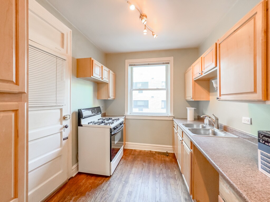 Building Photo - 1337 W Lunt Ave