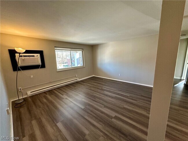 Building Photo - 676 S Shore Ct