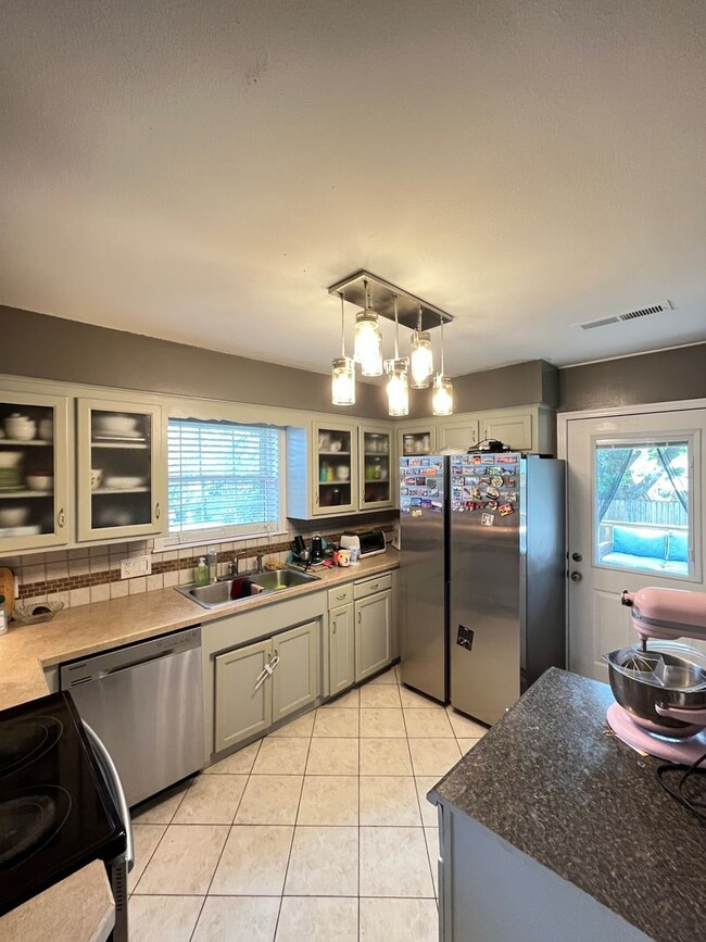 Building Photo - Superb 3 bedroom 2.5 bath home in Springda...