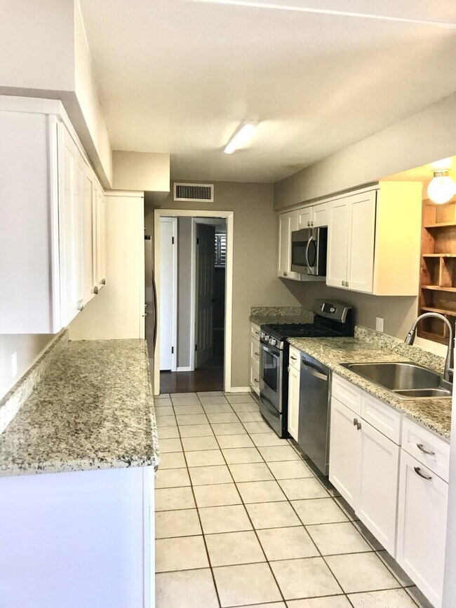 Building Photo - 7811 Cielo Vista Dr