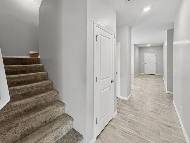Building Photo - Home in Litchfield Park at Canyon Views! 5bd 4.5ba