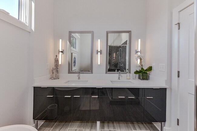 Building Photo - 1072 Kenilworth Ave