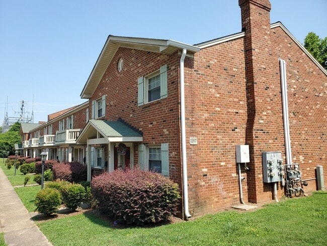 Building Photo - 2 Bedroom Townhome walking distance to Plaza Midwood.